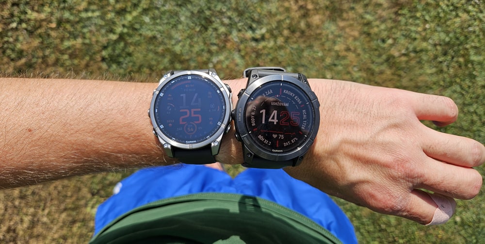 porovnani hodinek vlevo fenix 8, vpravo epix 2 pro